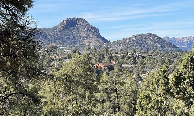 Mountain Club Cabin | Relax in our cozy 3-bedroom cabin near Whiskey Row - 8 min