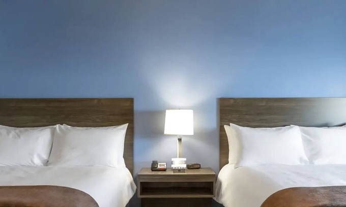 Avondale Hotel | Relax & Recharge in a Comfortable Hotel Near Phoenix West! Outdoor Pool!