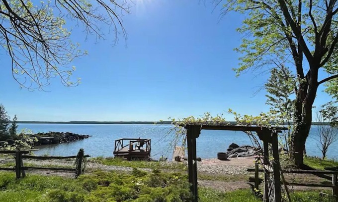 Georgian Bluffs Cottage | Relax with the whole family at this peaceful waterfront cottage.