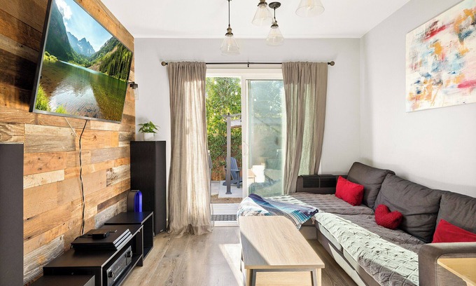 San Fernando House | Relaxation at its finest! Modern cozy home with WiFi and AC in San Fernando