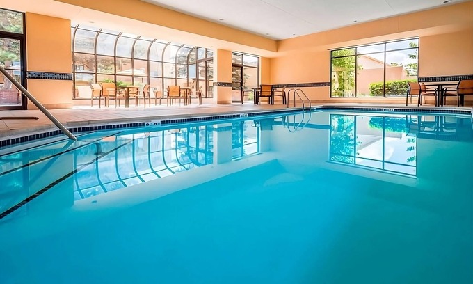 South Kansas City Hotel | Relaxation Retreat in Kansas City! 2 Modern Units, Pets Allowed, Free Parking