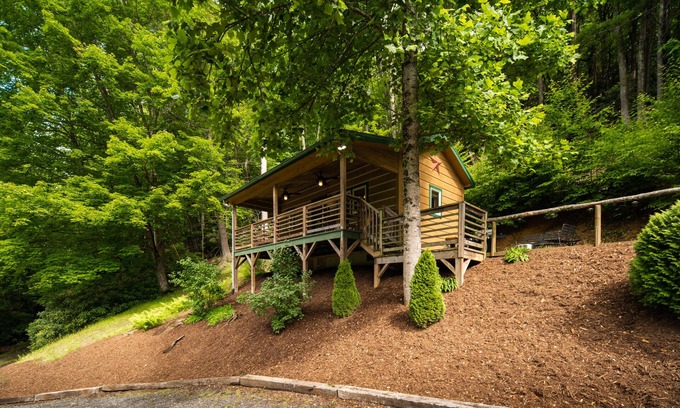 Deep Gap Cabin | Relaxing cabin getaway only minutes from the Blue Ridge Parkway. Pet friendly!