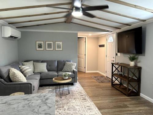 Thomson House | Relaxing Cabin Near Raysville