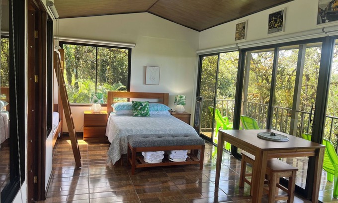 San Ramon Cabin | Relaxing cabin surrounded by an abundance of nature/Un lugar de paz y privacidad