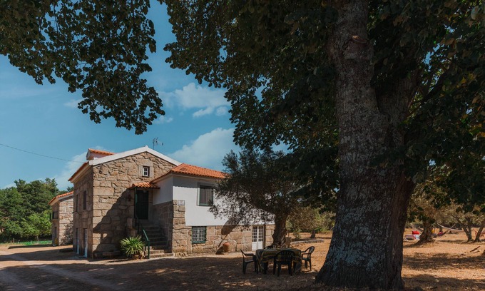 Vila Ruiva Cottage | Relaxing Cottage Getaway in Spacious Farmland