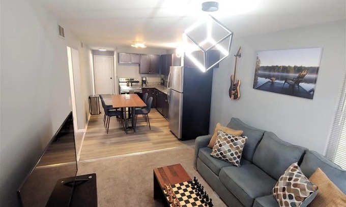 Pontiac House | Relaxing Cottage by the Lake and Parking