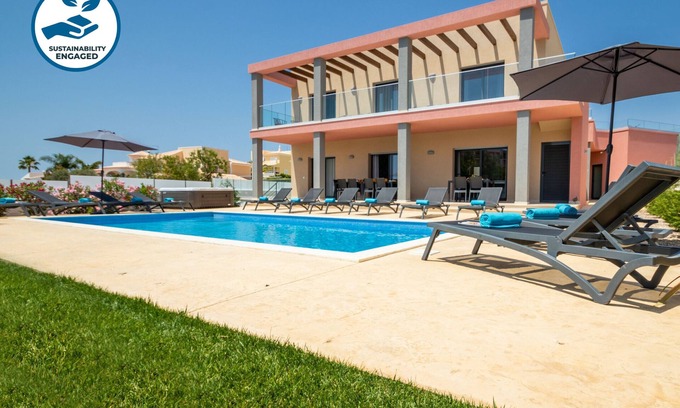 Armacao de Pera Villa | Relaxing getaway w/heatable pool & 2 jacuzzis