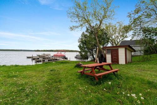 Otonabee-South Monaghan House | Relaxing Lakefront Cabin
