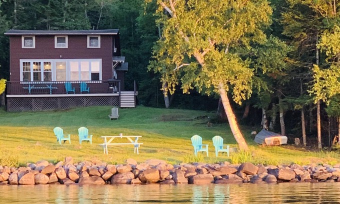 Dexter Cottage | Relaxing Lakefront Getaway!