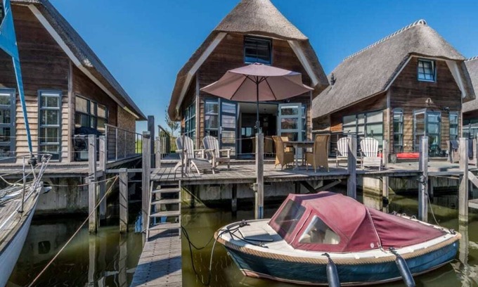 De Heen House | Relaxing on the terrace, unwinding in the sauna, or having drinks by the gas hearth; this water vill