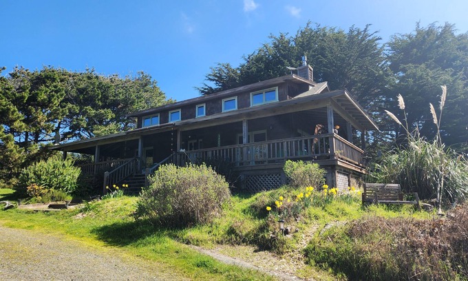 Albion House | Relaxing Privacy Overlooking the Stunning Mendocino Coast