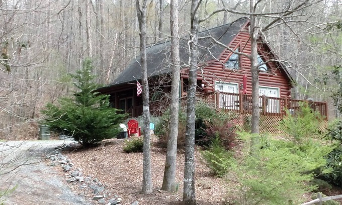 Rutherfordton Cabin | Relaxing 'Riverdance' Log Cabin is 2.7 miles from Tryon Equestrian Resort