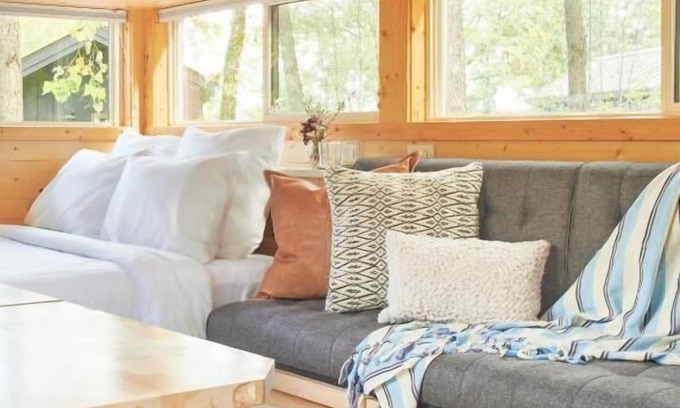 Kingston Cabin | Relaxing Stay, Convenient Location! Pets Allowed, Free Parking, Free Breakfast