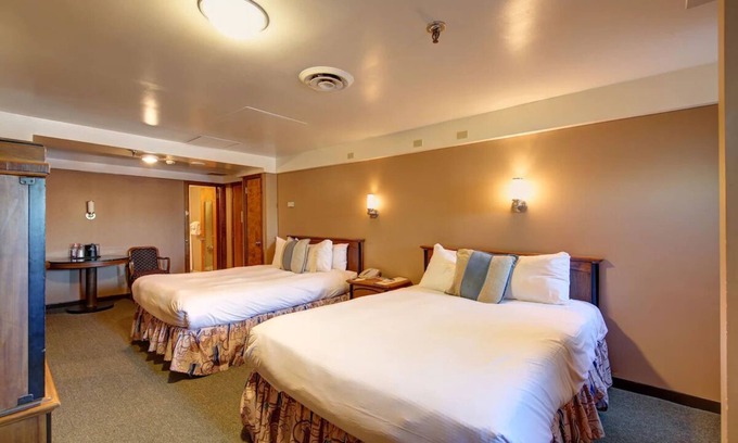 Harbor Hotel | Relaxing Stay in Elegant 1930s Stateroom with Stunning View | 2 Rooms