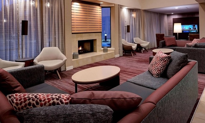 South Kansas City Hotel | Relaxing Stay in Kansas City! Pet-Friendly Units, Indoor Pool, Free Parking!