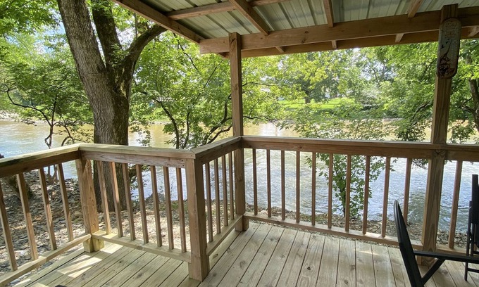 Elizabethton Cabin | Relaxing waterfront studio on the Watuaga river!
