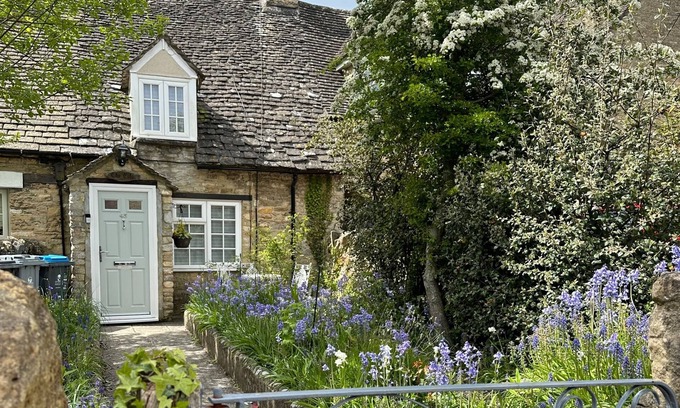 South Leigh Cottage | Remarkable 1-Bed Cotswolds Cottage in Finstock