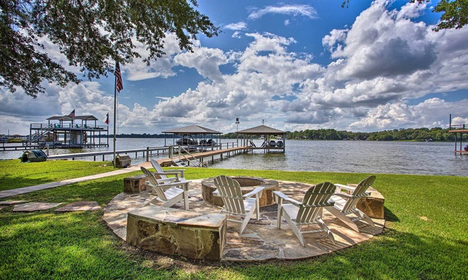 Log Cabin House | Remodeled Cedar Creek Lake Retreat w/Fire Pit!
