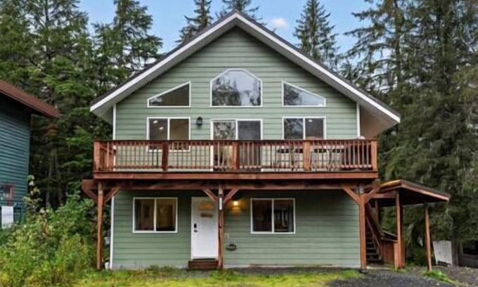 Alyeska House | Remodeled Duplex - Top Floor - Close to Ski Lifts