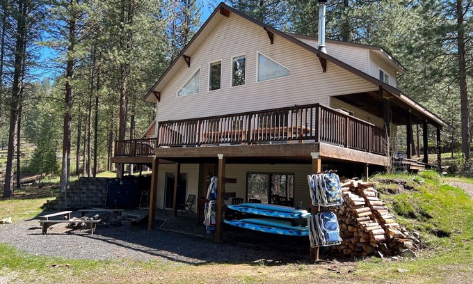Fruitland House | Remote Lake Roosevelt waterfront home