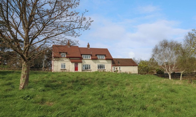 Corfe Cottage | REMPSTONE FARMHOUSE, pet friendly, with hot tub in Corfe Castle
