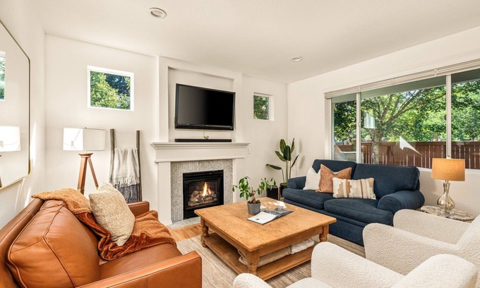 Lacey House | Renovated 3BR Retreat – Ideal for 30+ Day Stay