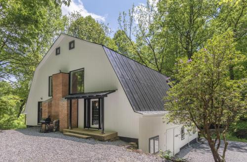 Waynesville House | Renovated Barn in the woods for a fun retreat