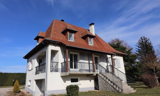 Arpajon-sur-Cere Cottage | Renovated cottage near Aurillac, garden & garage