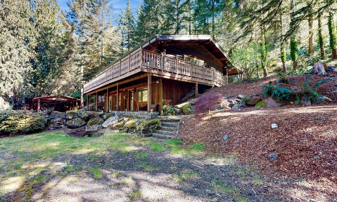 Kalama House | Renovated, dog-friendly lodge with river view, kayaks, great deck & firepit