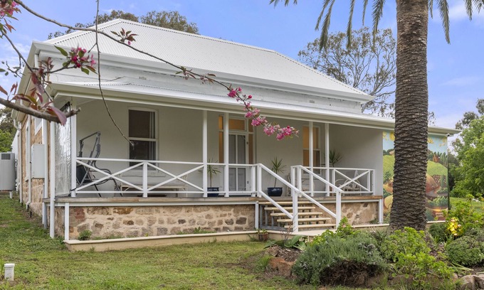 Gillentown House | Renovated Farm House, a spacious and stylish place to recharge