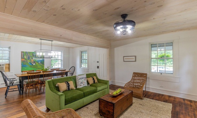 State College House | Renovated Farmhouse 1mile from the Beaver Stadium