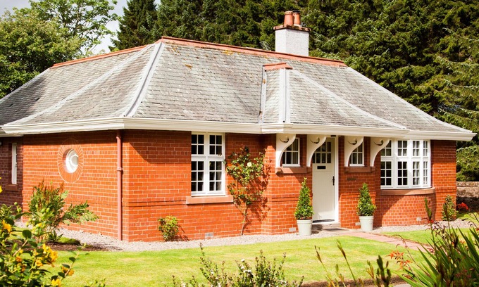 Dunblane Cottage | Renovated gatekeepers cottage situated in peaceful, private gardens