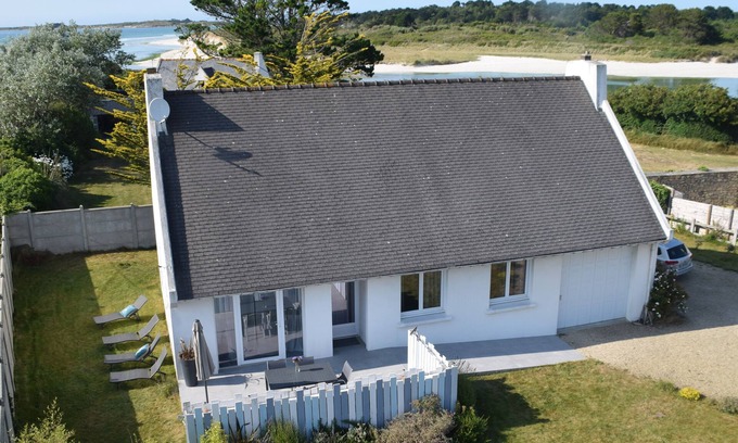 Plougoulm House | Renovated house, quiet location, beach 100 m away, sleeps 4/5, enclosed garden.