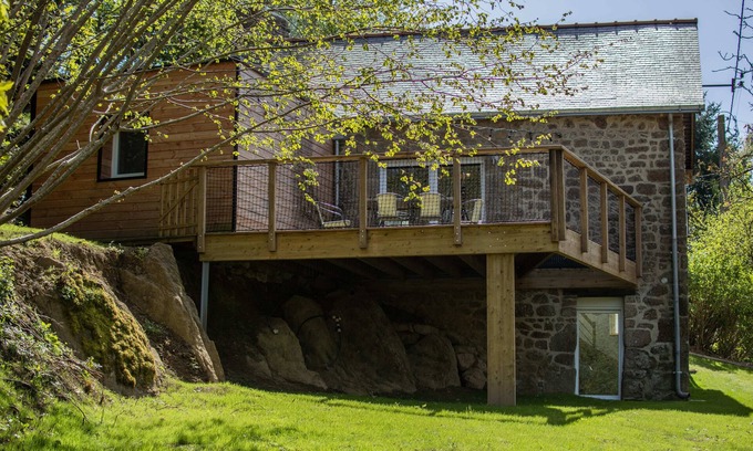 Oisseau House | Renovated house, quiet, terrace, river view, sleeps 6, in private woodland