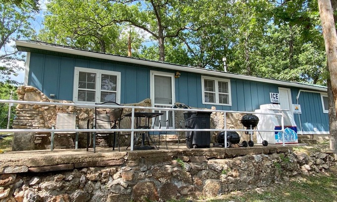Camdenton Cabin | Renovated lakeside cabin with swimming pool & resort amenities!