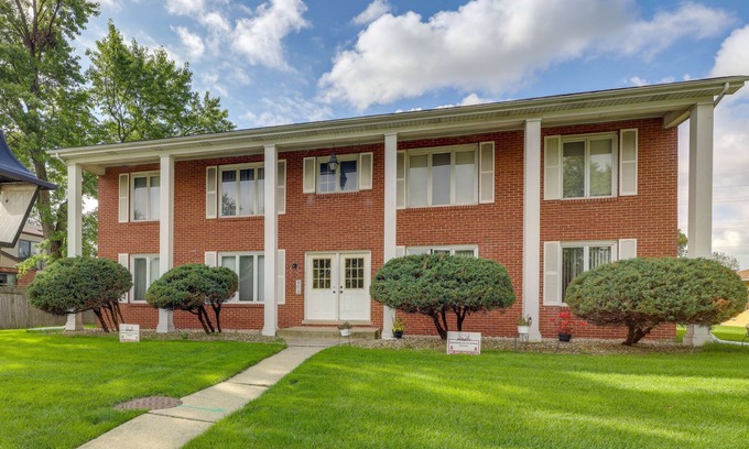 Munster Condo | Renovated Munster Condo - 15 Mi to Lake Michigan!