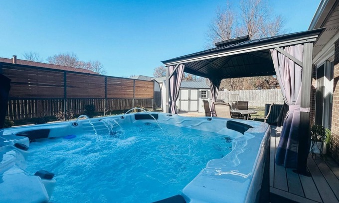 Newburgh House | Renovated Ranch: 3BDRM 2BATH with King Bed, En-Suite, Sleeps 6, Hot Tub & more!