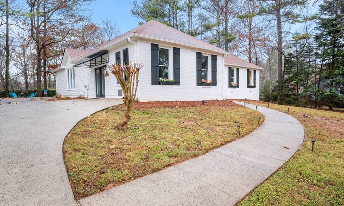 Woodstock House | Renovated Ranch Home. Pet Friendly, Game Room, Fire Pit, Grill, Covered Porch