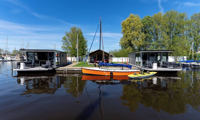 Heeg House | Rent a Luxury Houseboat in and on the water in the water sports village of Heeg!