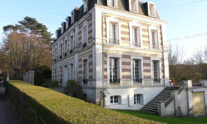 Etretat Apartment | Residential flat in a former Etretat villa, in a big garden with free parking.