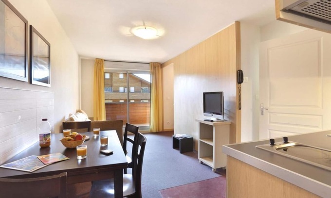 Allos Apartment | Resort center, fitness, swimming pool, hammam, terrace, balcony, parking, tv, ski locker, 35m²