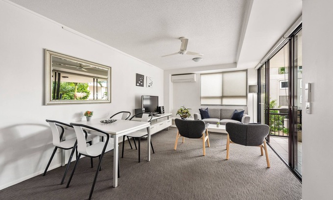 Kangaroo Point Apartment | Resort Living < 10mins CBD ~ 2Bed/2Bath/1Car