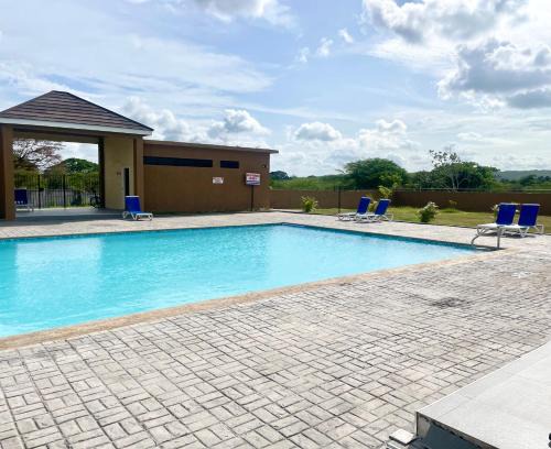 Old Harbour Apartment | Resort Vibes Getaway - Colbeck Manor Old Harbour - Gated, pool, gym