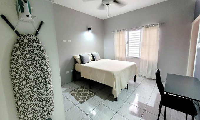 Ottleyʼs Apartment | Rest Easy Suite #3 with Mountain and Sea Views