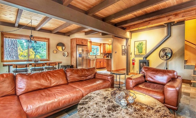 Ridgewood Cabin | Restful North Ridge | 5 Minutes Walk to Shoreline