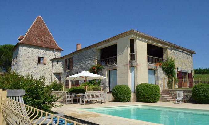 Francescas House | Restored 18th century farmhouse with swimming pool and tennis court. Large view.
