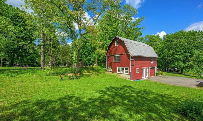 Hillsdale House | Restored Historic 1850s Barn "Carriage House" Studio @ Hillsdale Town Center