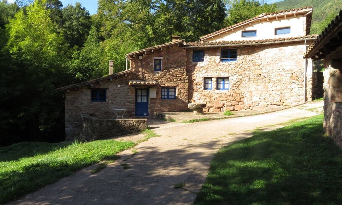 Riudaura Cottage | Restored mill 4 p, heated communal swimming pool (S Sta. to P. Decbre.)