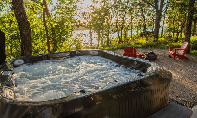 Belmont Cabin | Retreat 95 - Beautiful cabin with hot tub and tiki bar at Pelican Lake