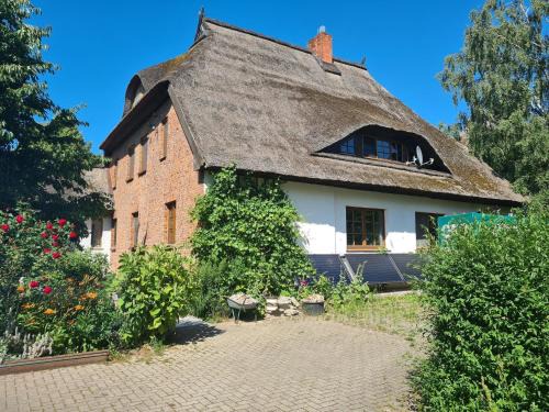 Hof Redentin Apartment | Retreat with Garden & Family Amenities